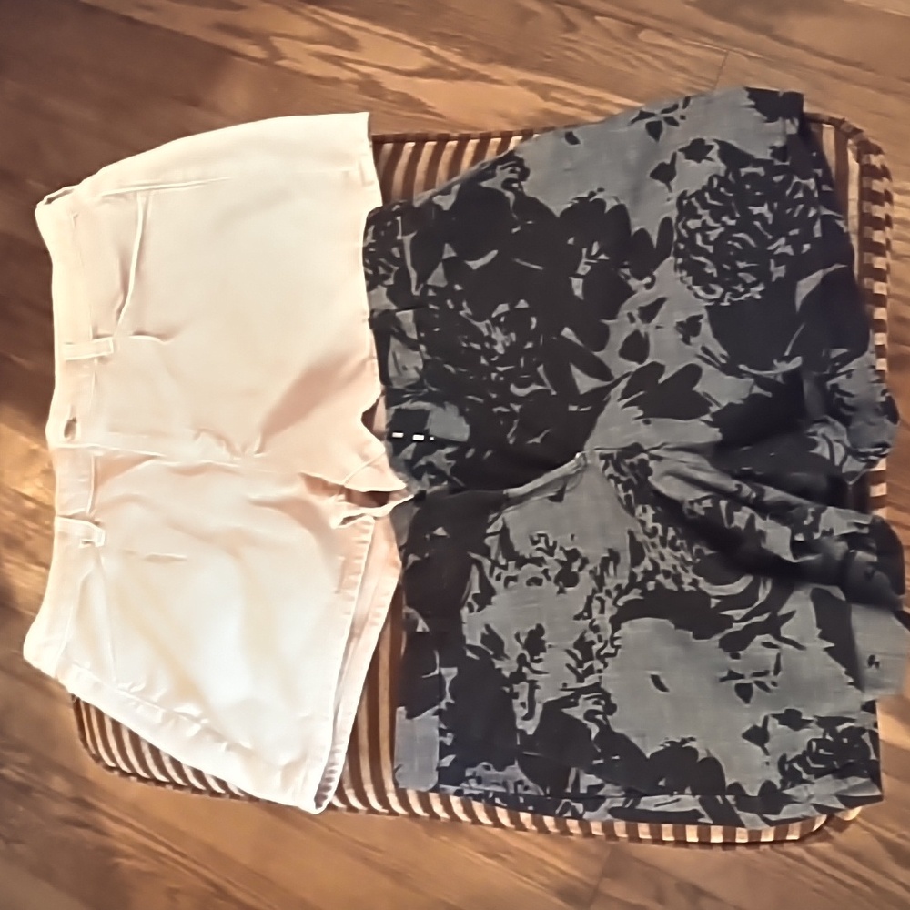 WOMEN'S SHORTS BUNDLE size 12 gently used. GAP, Universal Thread.